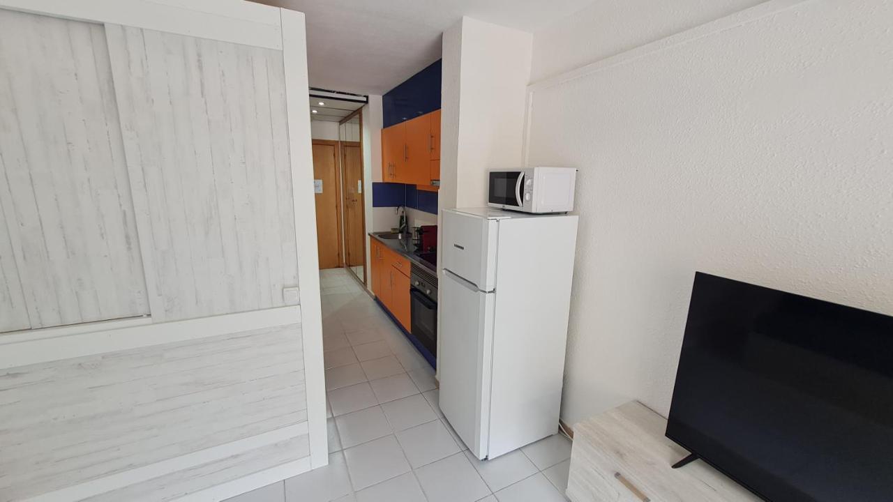 Bonito Apartamento Con Piscina Салоу Екстер'єр фото